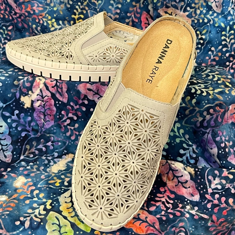 Danna Raye “Judy” cut out suede slip-ons deck shoe slide size 6